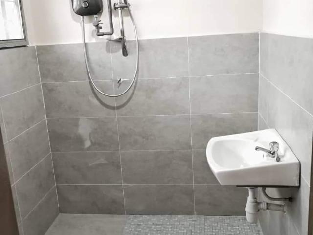 4 mins to lrt / comfy & cozy / free utilities / convenient middle room at taman paramount, petaling jaya