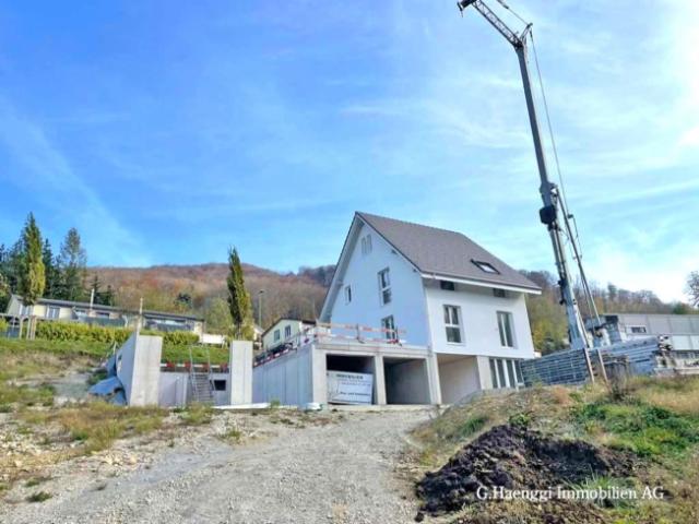 4 neue, grosszügige 7 12 Zi EFH mit weiter Aussicht in Läufelfingen