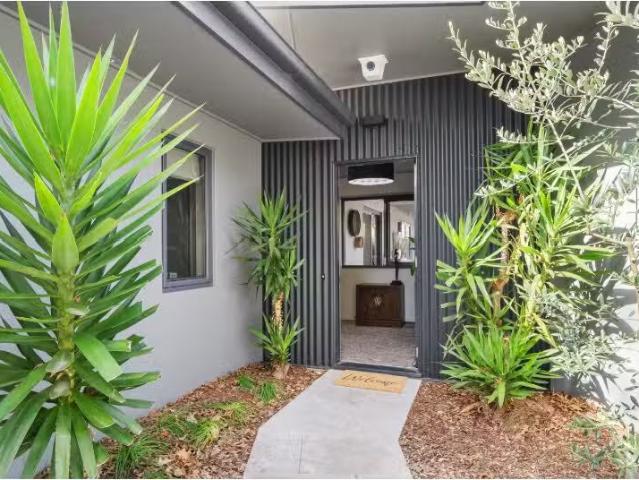 4 Archer Street, part SON House for rent Listed by Rishika Sh.