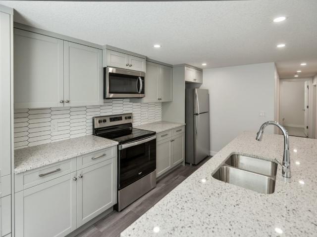4 B Trafford Place NW 2 Bedroom Apartment for Rent at 4 Trafford Pl Nw, Calgary, AB T2K 2V3 Thorncliffe