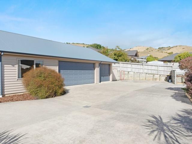 4 Bed 3 Garage 2 Lounge Single Level