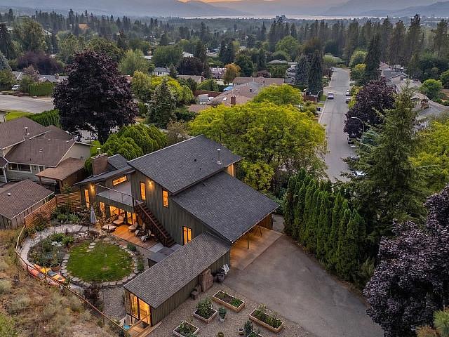 4 Bed West Coast Contemporary On 0.31 Acres | South East Kelowna