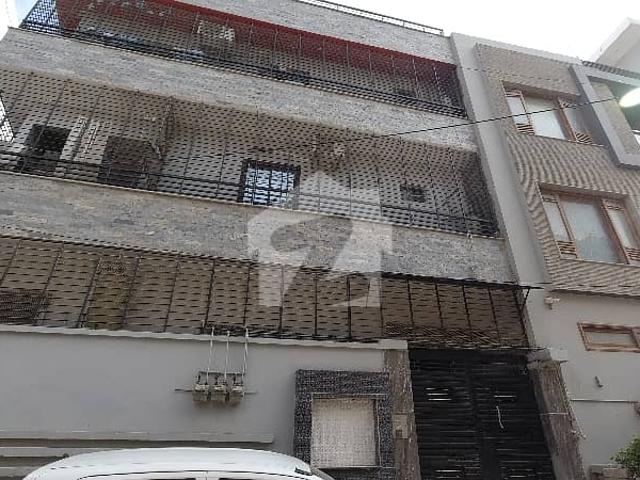 4 bed dd 2nd portion with roof for sale in gulshan e iqbal block 13/d2