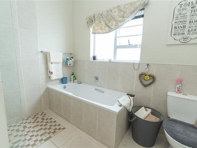 4 Bed House in Westbrook