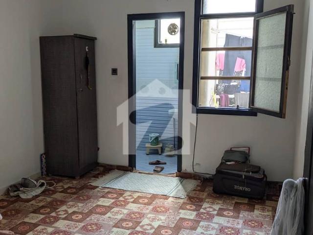 4 Bed Lounge First Floor Leased Single Belt Flat For Sale In Karachi University Society