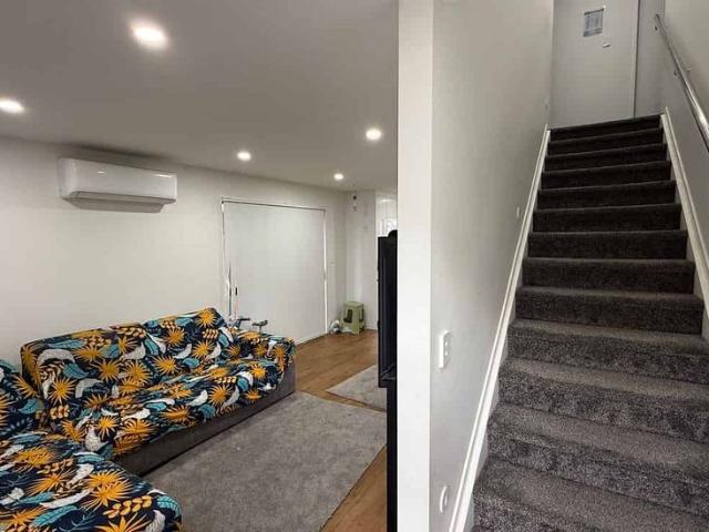 4 bedroom 3 bathroom town house with garage