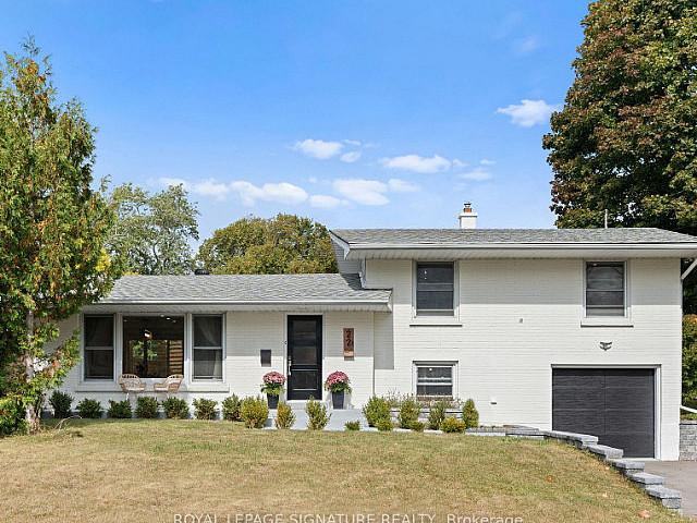 4 Bedroom 2 Bths Located At Abbot Blvd/coronation Cres