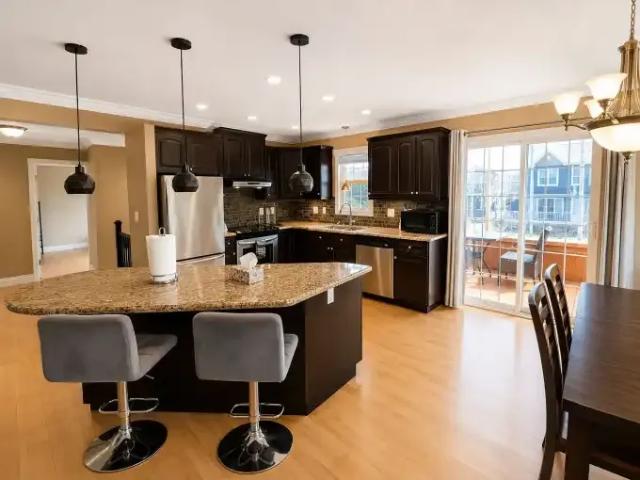 4 Bedroom Apartment Calgary AB 104179493