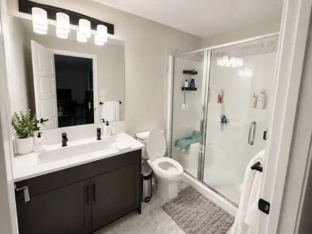 4 Bedroom Apartment Calgary AB 104863826