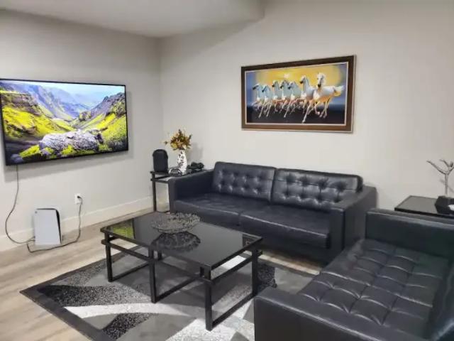 4 Bedroom Apartment Calgary AB 102578407
