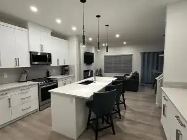 4 Bedroom Apartment Edmonton AB 103879522