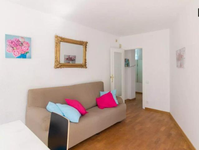 4 bedroom apartment for rent in el Coll, only students