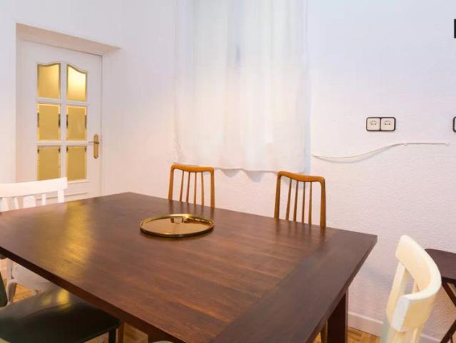 4 bedroom apartment for rent in Embajadores, bills included