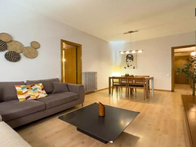 4 bedroom apartment for rent in Sarria, bills included