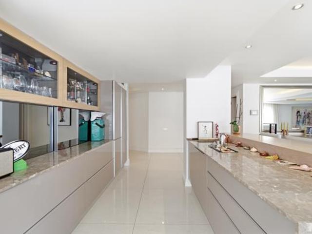 4 Bedroom Apartment in Mouille Point