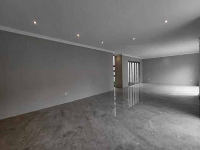 4 Bedroom Apartment in Hyde Park