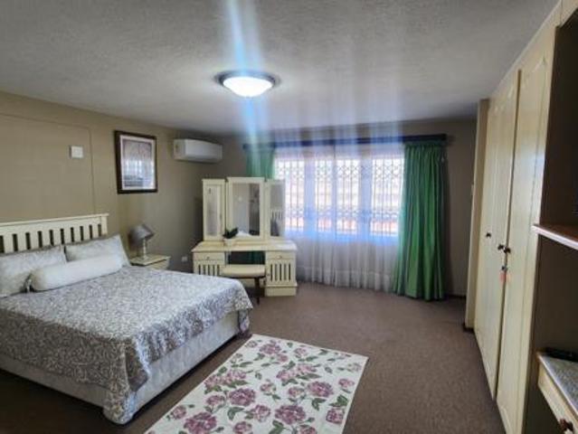 4 Bedroom Apartment in Lawrence Rocks