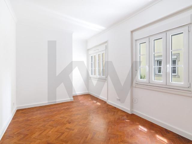 4 bedroom apartment with garage on Avenida Defensores de Chaves