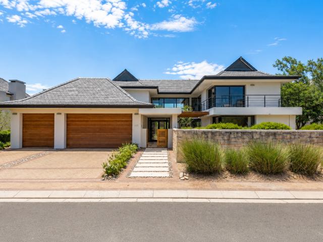 4 Bedroom Golf Estate in Klein Drakenstein