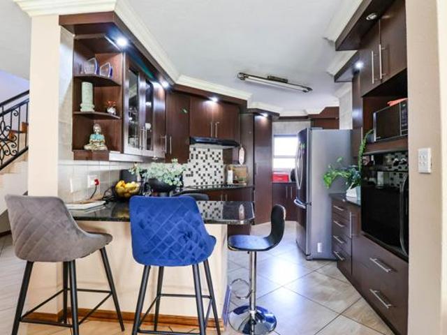 4 Bedroom Duet in Thatchfield