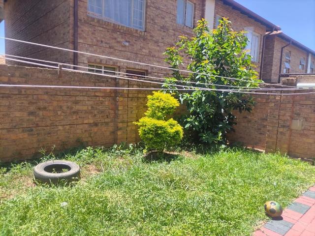 4 Bedroom duplex townhouse sectional for sale in Theresapark, Akasia