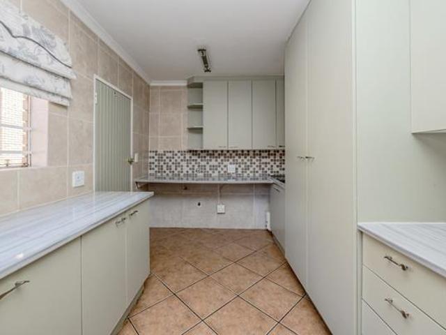 4 Bedroom Duplex in Willowbrook
