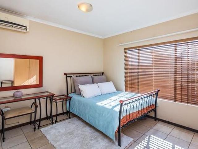 4 Bedroom Duplex in Willowbrook