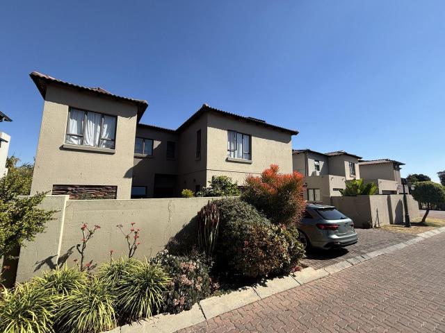 4 Bedroom duplex townhouse freehold to rent in Radiokop, Roodepoort