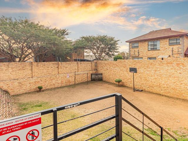 4 Bedroom duplex townhouse sectional for sale in Wilgeheuwel, Roodepoort