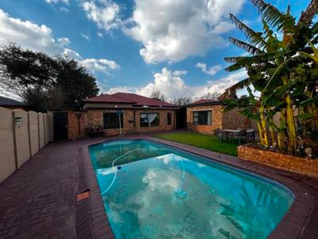 4 bedroom family home with pool, jac.