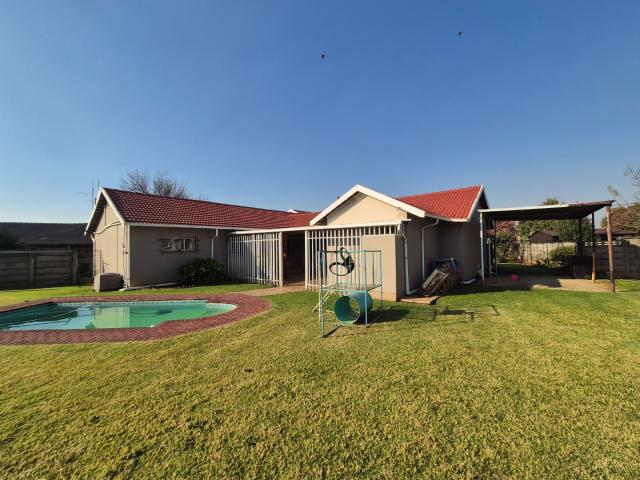 4 Bedroom Family Home TO LET in Dal Fouche