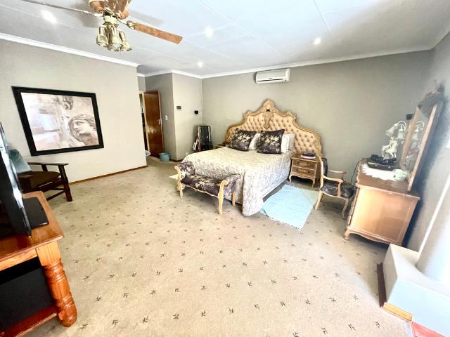 4 Bedroom Freehold For Sale in Die Hoewes