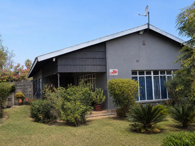 4 Bedroom Freehold To Let in Oos Einde