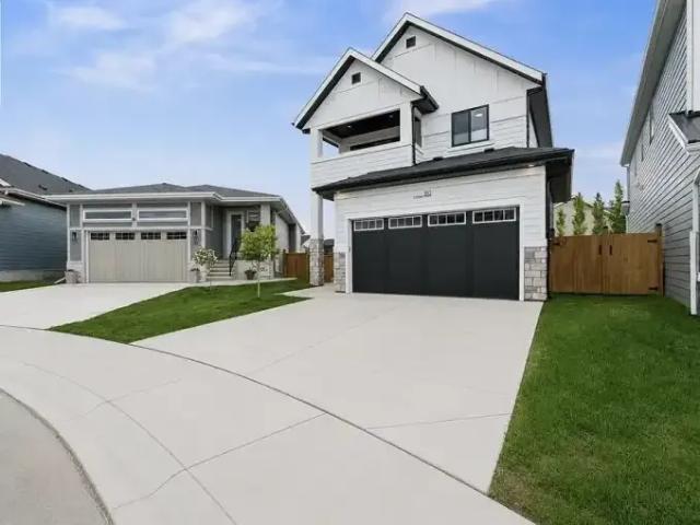 4 Bedroom House Cochrane AB 104292187