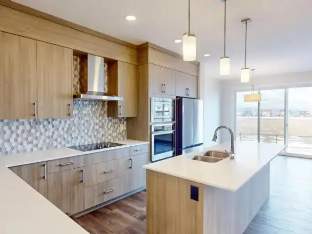 4 Bedroom House Cochrane AB 102846496