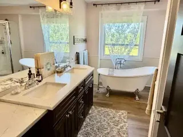 4 Bedroom House Cochrane AB 103091533
