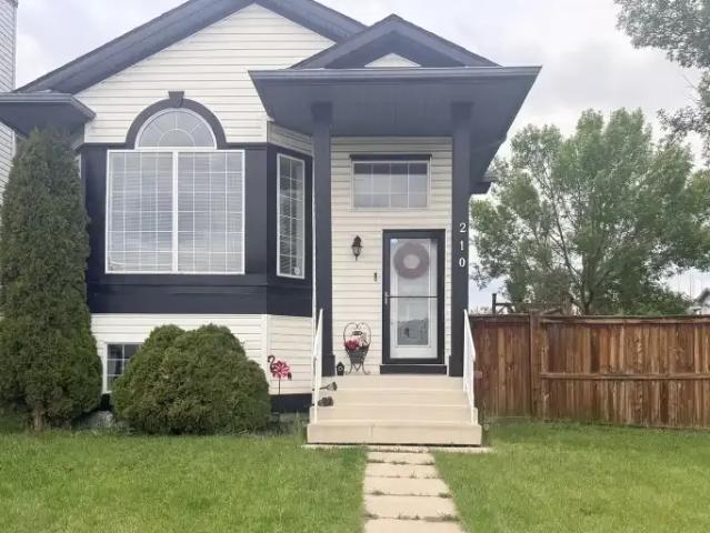 4 Bedroom House Calgary AB 104182464