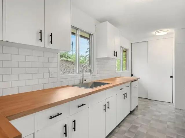 4 Bedroom House Calgary AB 105009053