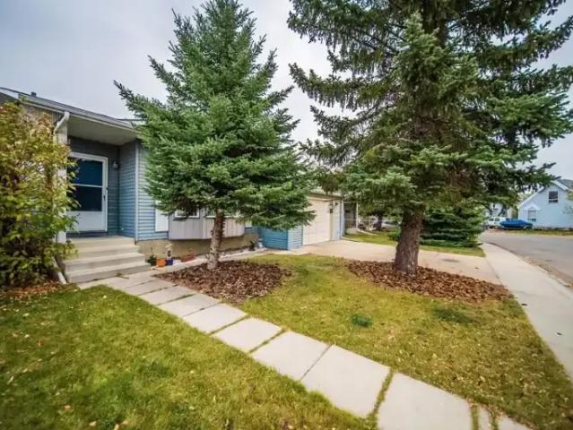 4 Bedroom House Calgary AB 105150572