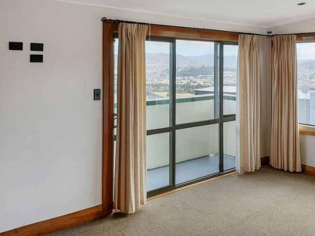 4 bedroom house amazing views and all day sun!