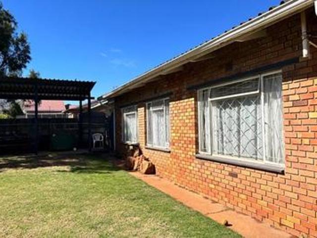 4 bedroom house available on the mar.