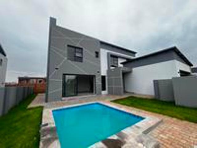 4 bedroom house available in fountai.