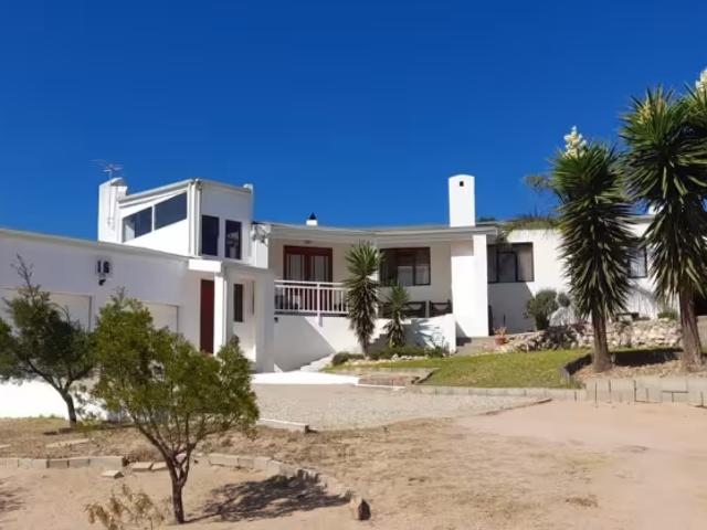4 Bedroom House Britannica Heights Britannica Heights 103182723