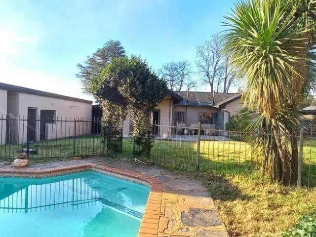 4 Bedroom House Dalview Dalview 103245936
