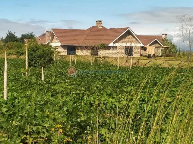 4 Bedroom House Ensuite For Sale In Naivasha On An Acre Spacious Lounge With Fireplace, Dining, kitchen Price Kshs 70m