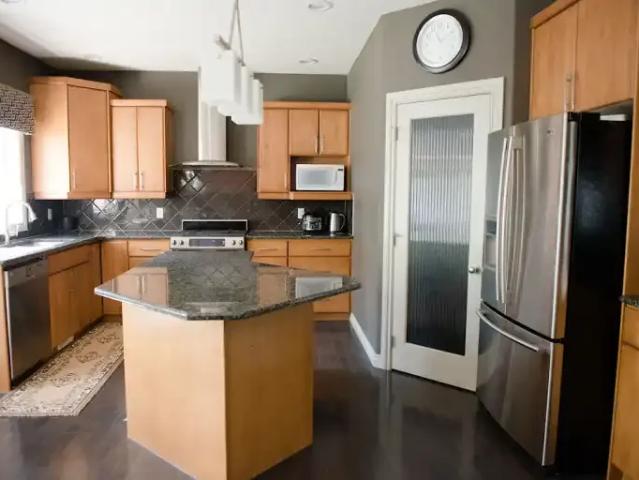 4 Bedroom House Edmonton AB LS102306623