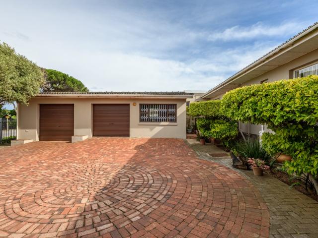 4 Bedroom House For Sale in Cotswold