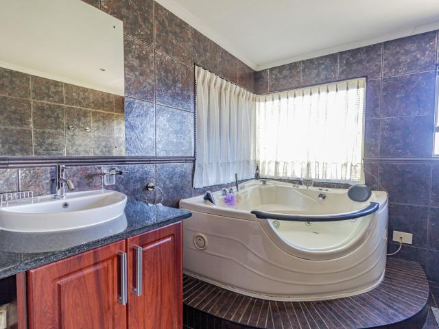 4 Bedroom House For Sale in Country Club