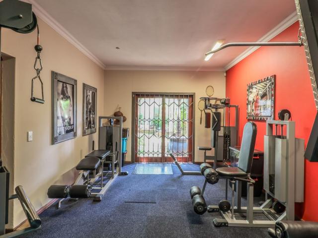 4 Bedroom House For Sale in Chancliff Ridge