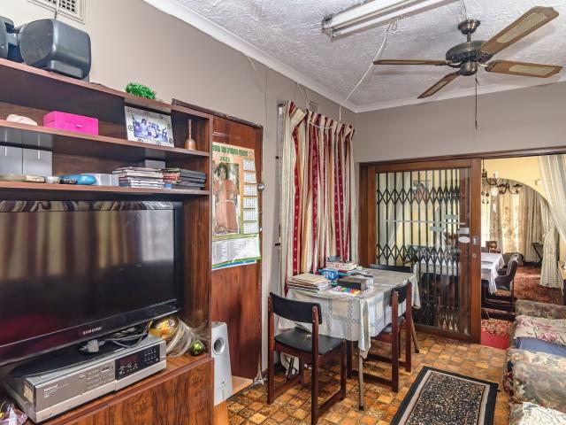 4 Bedroom House For Sale in Chatsworth Central